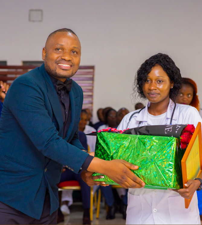 Entreha presente Director